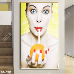 Tranh spa cô gái hút nước cam