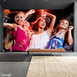 Tranh spa những cô gái xinh đẹp nhảy múa trong bar clup