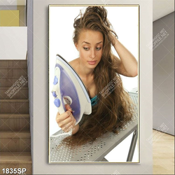 Tranh người đẹp và chiếc bàn là