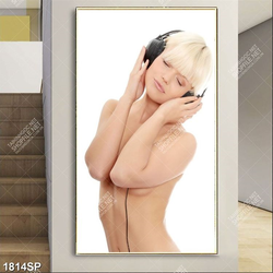 Tranh cô nàng bán khỏa thân đeo headphone nghe nhạc