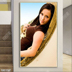 Tranh cô gái xinh đẹp nằm dựa bên tường