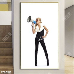 Tranh cô gái hét lớn vào chiếc loa