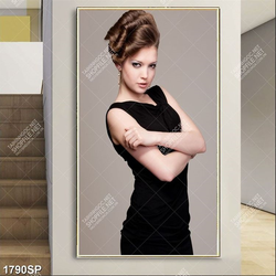 Tranh cô gái mặc váy đen sang trọng