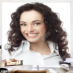 Tranh cô gái tóc xoăn cười rạng rỡ