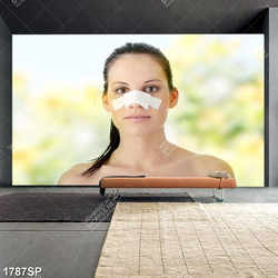 Tranh cô gái với chiếc mũi dán băng trắng