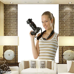 Tranh cô gái trẻ xinh đẹp cầm máy chụp ảnh