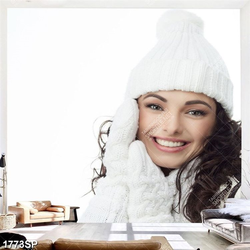 Tranh cô gái xinh đội chiếc mũ len trắng