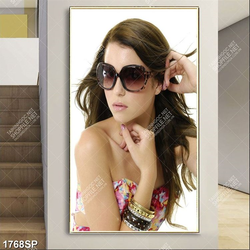 Tranh cô gái trẻ đeo mắt kính sành điệu