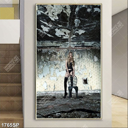 Tranh người mẫu bikini đứng tạo dáng trong căn phòng cũ