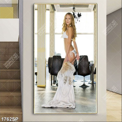 Tranh người mẫu bikini xinh đẹp và áo choàng lông