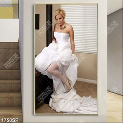 Tranh cô dâu thay váy cưới