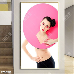 Tranh cô gái tạo dáng nghệ thuật bên tấm bảng hồng