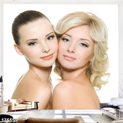 Tranh hai cô gái trẻ trung xinh đẹp