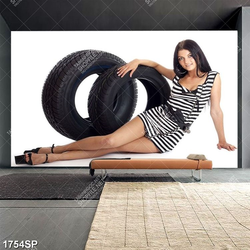 Tranh cô gái ngồi tạo dáng bên lốp xe ô tô