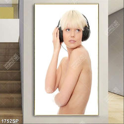 Tranh người mẫu bán khỏa thân đeo headphone