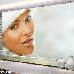 Tranh cô gái với làn da nâu xinh đẹp