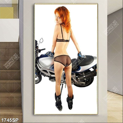 Tranh người mẫu bikini đứng tạo dáng bên xe mô tô