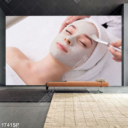 Tranh cô gái nằm chăm sóc da trong spa