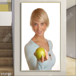 Tranh in uv cô gái cầm trái táo xanh