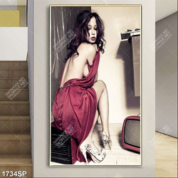 Tranh treo spa cô nàng mặc váy khoe đôi vai trần gợi cảm