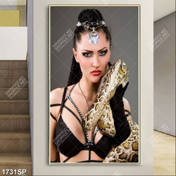 Tranh người mẫu cá tính tạo dáng với trăn