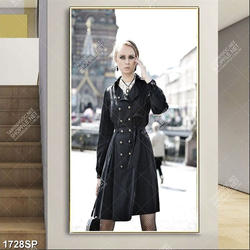 Tranh cô gái sành điệu đứng giữa đường phố