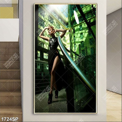 Tranh người mẫu đứng tạo dáng trong tòa nhà kính