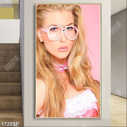 Tranh cô nàng tóc vàng dễ thương