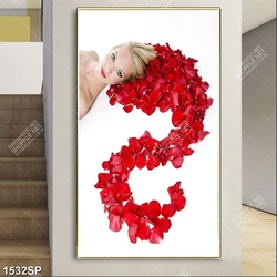 Tranh treo spa cô gái nằm bên những cánh hoa hồng