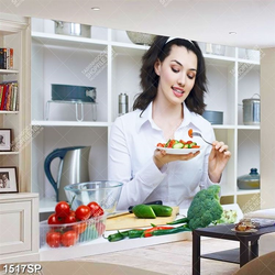 Tranh cô gái xinh đẹp bưng đĩa salat rau