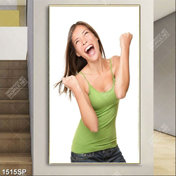 Tranh cô gái với biểu cảm vui sướng