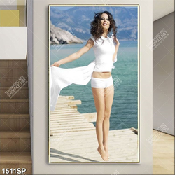 Tranh cô gái với mái tóc xù đứng trên cây cầu gỗ