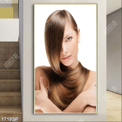 Tranh người mẫu với mái tóc che đi một bên mặt