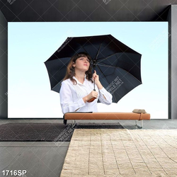 Tranh cô gái trẻ che chiếc dù đen đứng giữa trời