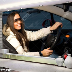 Tranh cô gái trẻ ngồi lái xe trong ô tô