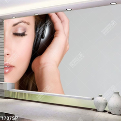 Tranh cô gái nhắm mắt nghe headphone