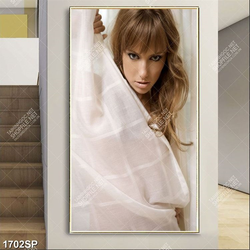 Tranh người mẫu tạo dáng bên tấm rèm trắng