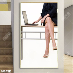 Tranh cô gái làm việc bên laptop