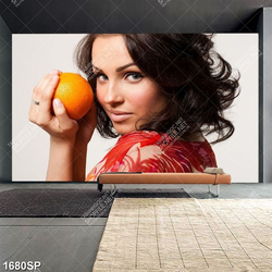 Tranh cô gái với trái cam vàng trên tay