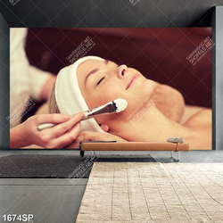 Tranh cô gái nằm chăm sóc da trong spa
