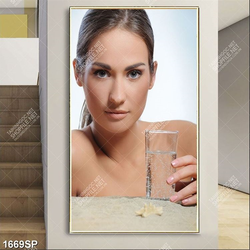 Tranh cô gái trẻ và ly nước