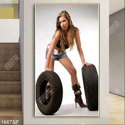 Tranh cô gái trẻ tạo dáng bên 2 lốp xe ô tô