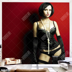 Tranh người mẫu sexy đứng bên bức tường đỏ