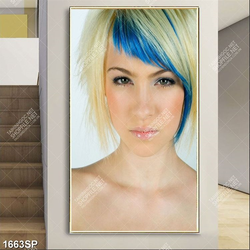 Tranh cô nàng với mái tóc highlight vàng xanh cá tính