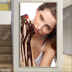 Tranh cô gái với đôi bàn tay chảy socola