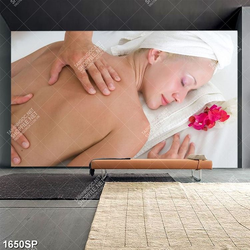 Tranh cô gái nằm massage lưng trong spa