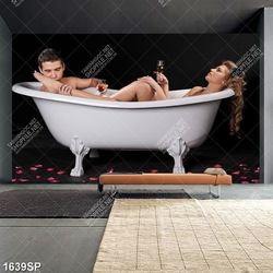 Tranh cặp đôi nằm trong bồn tắm thưởng thức rượu