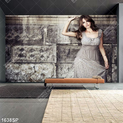 Tranh cô gái xinh đẹp nhẹ nhàng đứng tựa bên tường