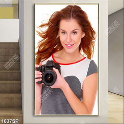 Tranh cô nàng xinh đẹp với máy ảnh cẩm trên tay