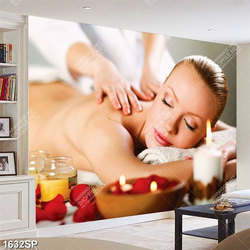 Tranh cô gái nằm massage thư giãn bên những ngọn nến